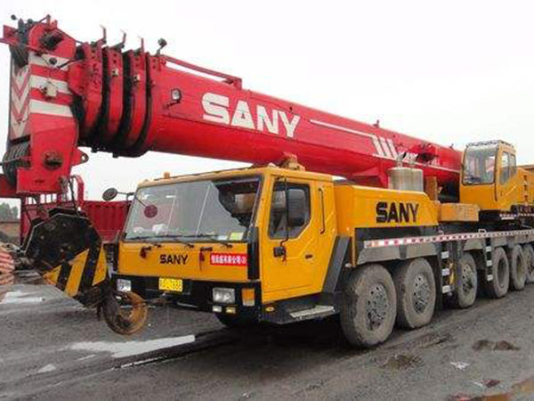 冬季隨車吊應(yīng)該怎樣保養(yǎng)和操作注意事項(xiàng)？